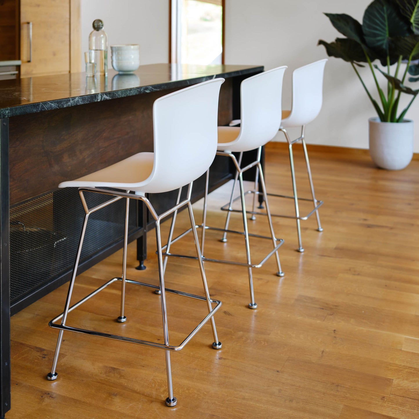 Bertoia Molded Shell Stool